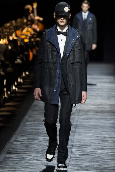 Look 10